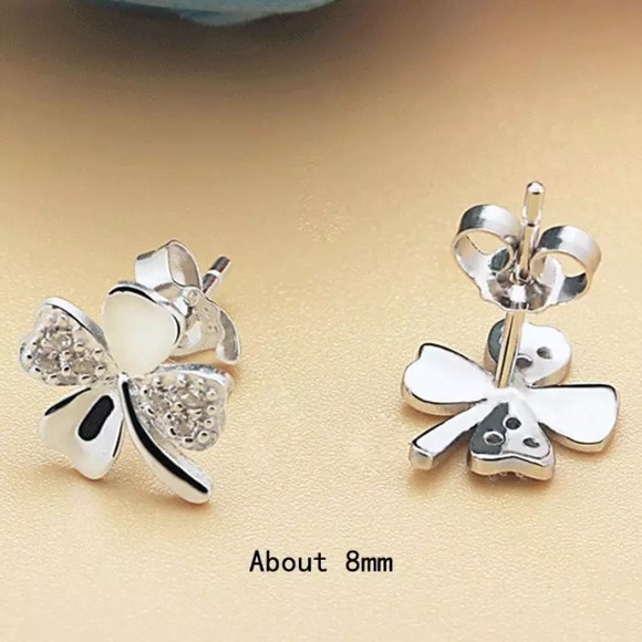 NEW!💙💎GORGEOUS!🍀LITTLE LUCKY🍀CLOVER🍀STUDS💎💙 - Picture 3 of 8